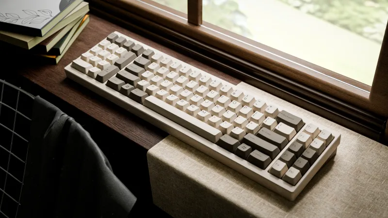 DCS Beige keycaps by CTRL. on an Intro AT keyboard by Bowl. Vintage-inspired 3D mechanical keyboard visualization by MiKeyDigit.