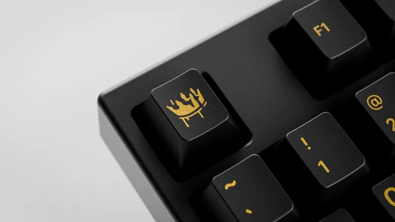 KAP Midas keycaps by Manu CTRL. on an 880 keyboard by Masje. Luxurious gold-themed 3D peripheral visualization by MiKeyDigit.
